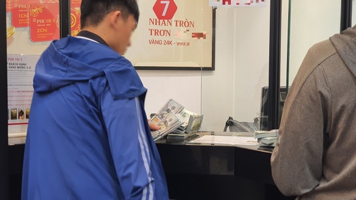 Xách bao tiền đi mua vàng, cửa hàng xin nợ vàng vì bị khách “vét” sạch - 8