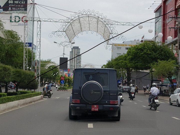 Chiếc xe khủng gắn biển đỏ giả lưu thông trên đường phố Cần Thơ hôm 7/8