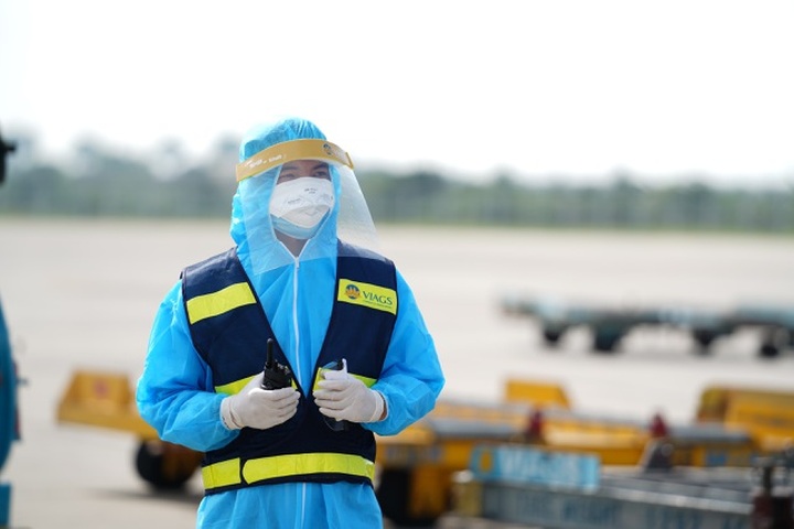 Xúc động hình ảnh người Việt được “giải cứu” giơ cao ảnh Bác Hồ, cờ Tổ quốc - 3