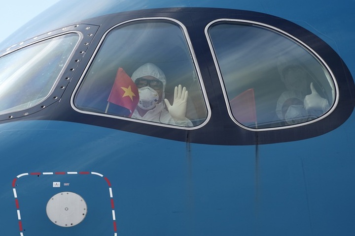 Xúc động hình ảnh người Việt được “giải cứu” giơ cao ảnh Bác Hồ, cờ Tổ quốc - 5