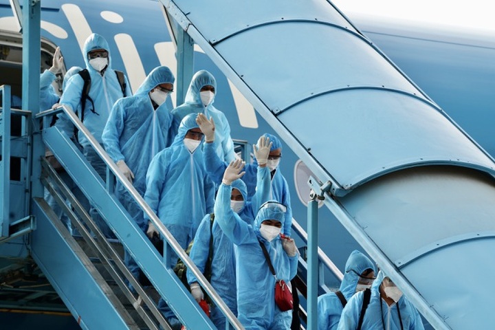 Xúc động hình ảnh người Việt được “giải cứu” giơ cao ảnh Bác Hồ, cờ Tổ quốc - 7