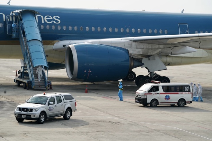 Xúc động hình ảnh người Việt được “giải cứu” giơ cao ảnh Bác Hồ, cờ Tổ quốc - 10