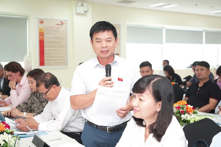 Một số đại biểu Quốc hội tỉnh Bình Dương đóng góp ý kiến tại hội thảo.