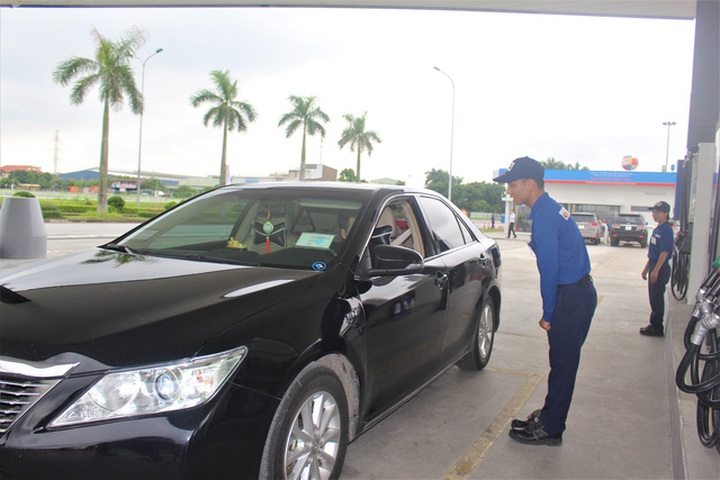 Nhân viên tại trạm xăng dầu Thăng Long II cúi chào khách hàng. (Ảnh: Hồng Vân)