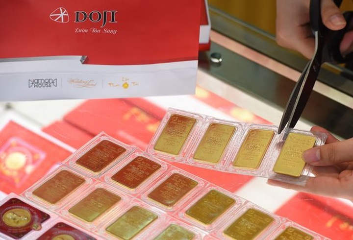 Giá vàng giảm nhiệt nhưng vẫn cao nhất 6 năm - 1