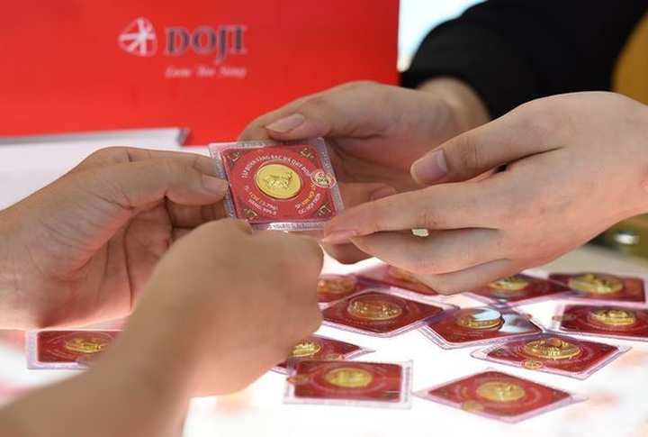 Giá vàng tiếp tục tăng cao, giao dịch sôi động - 1
