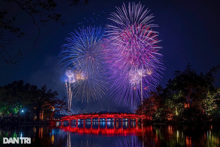 Hanoi to stage fireworks at Hoan Kiem and West lakes on October 10 - 1
