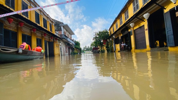 Hoi An residents clear mud after floods - 8 Hoi An residents clear mud after floods - 8