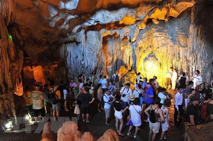 Quang Ninh welcomes nearly 6 million tourist arrivals in four months - 1