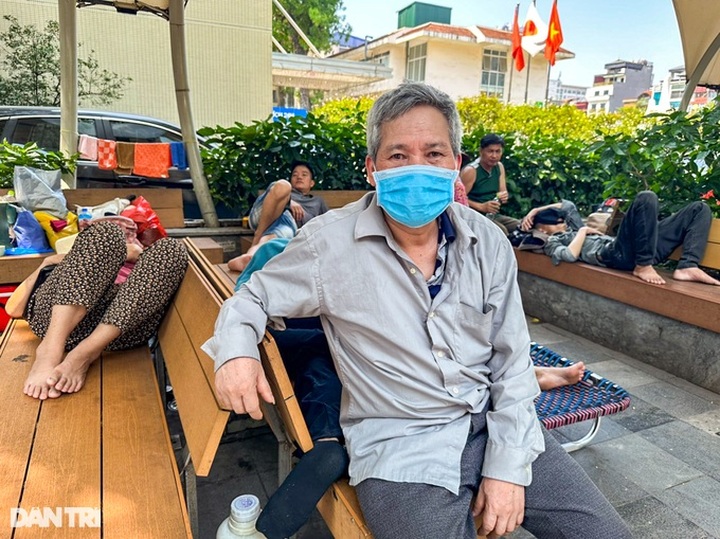 People struggling with scorching heat at Hanoi hospital - 6