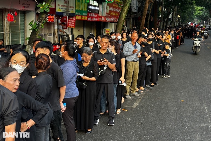 Vietnamese people come early to mourn party leader - 1 Vietnamese people come early to mourn party leader - 1