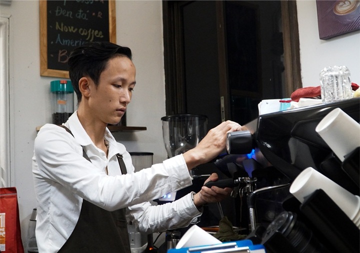 Shoeshine boy has better life after receiving support - 1