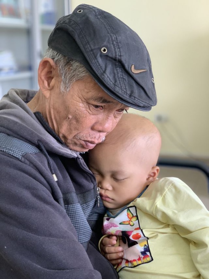 VND4bn supported for cancer little girl in Quang Binh - 1 VND4bn supported for cancer little girl in Quang Binh - 1