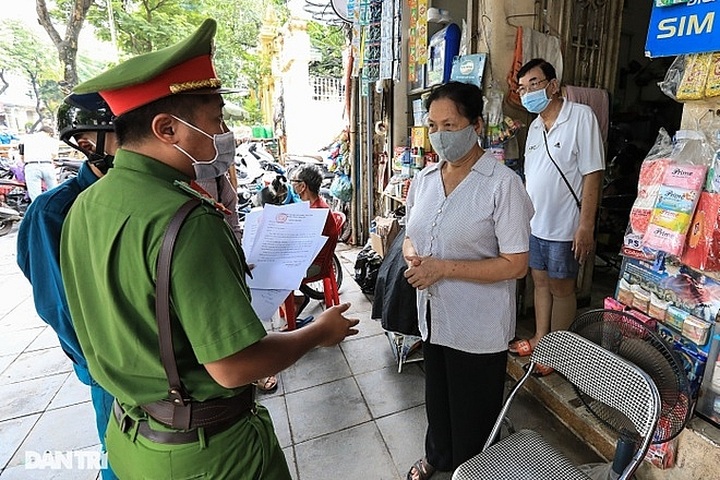 Hanoi restaurants install shields following social distancing order - 5