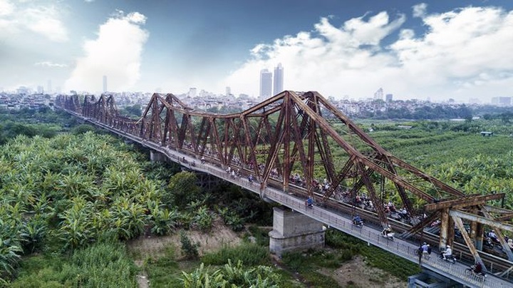 Visitors flock to Long Bien Bridge after popular railway off - 1
