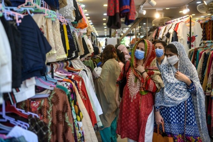 Eid shopping rush across Asia despite virus risk - 1