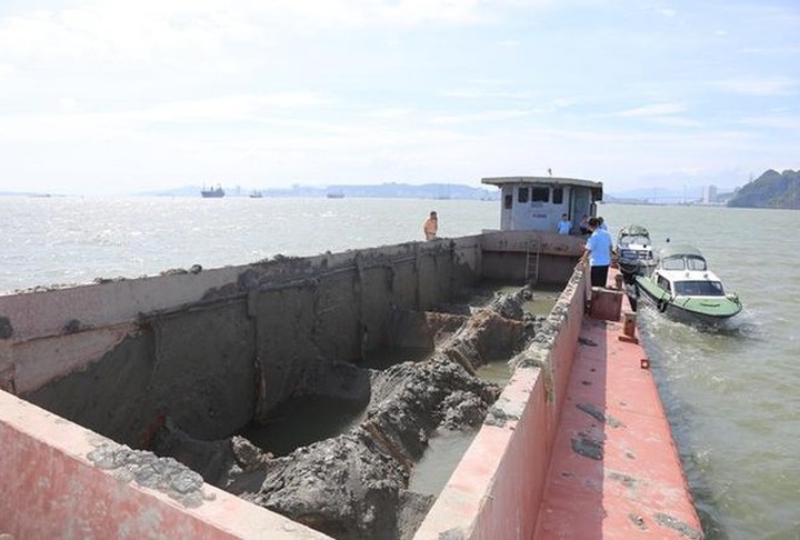 Boat crew fined for dumping waste into Ha Long Bay - 2