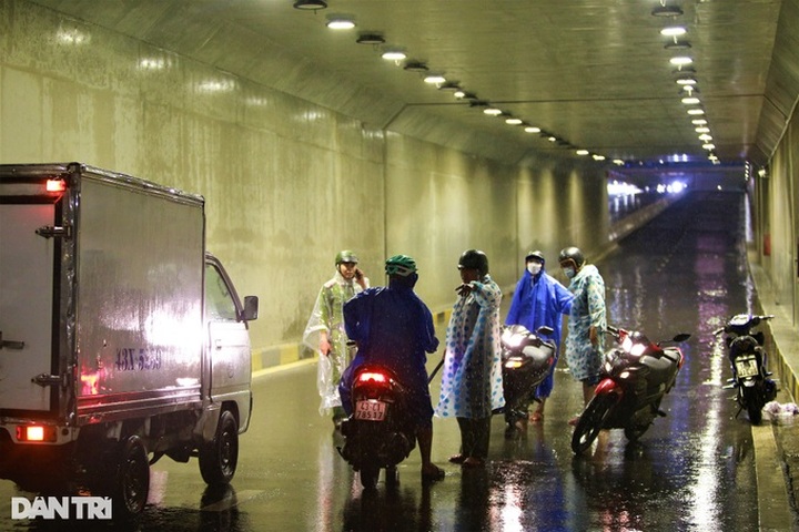 Danang tunnel severely submerged - 5