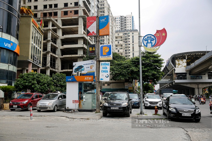 Hanoi pavements barriered off to traffic and vendors - 8 Hanoi pavements barriered off to traffic and vendors - 8