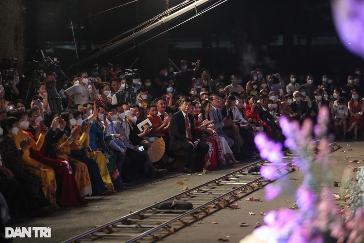 Mass wedding held for HCM City hospital’s couples - 9