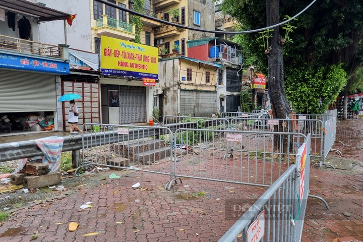 Hanoi pavements barriered off to traffic and vendors - 6 Hanoi pavements barriered off to traffic and vendors - 6