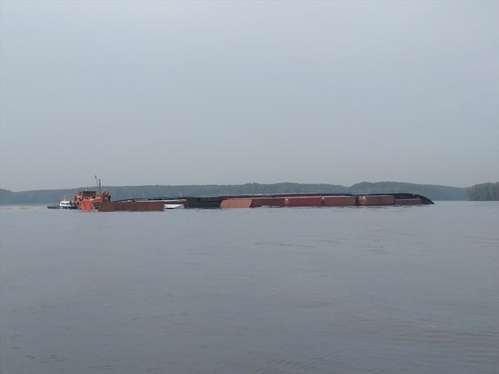 Capsized vessel creates 150-tonne Long Tau River oil spill - 1