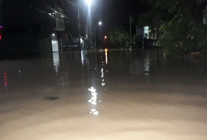 Hundreds of households evacuated as flood rose in Binh Dinh - 2
