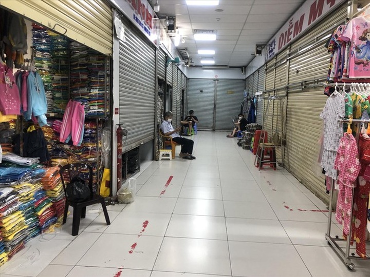 Traders leave HCM City markets - 1