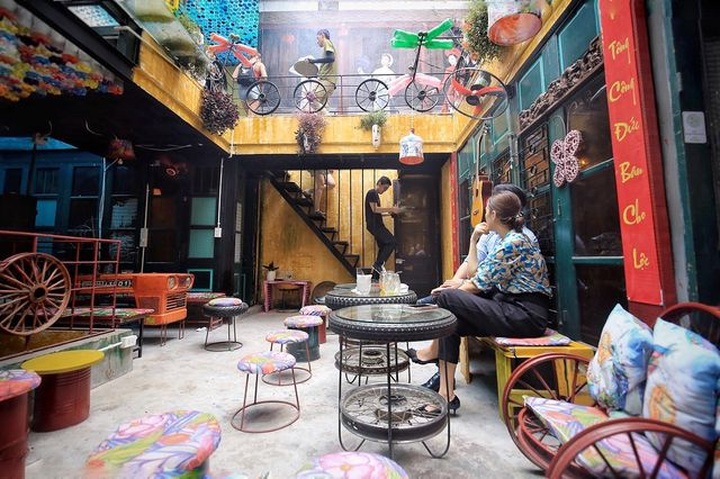 Hanoi coffee shop decorated with recycled items - 1