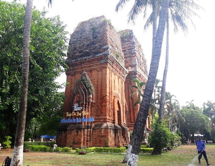 Destructive advertising sign on Cham towers criticised - 1