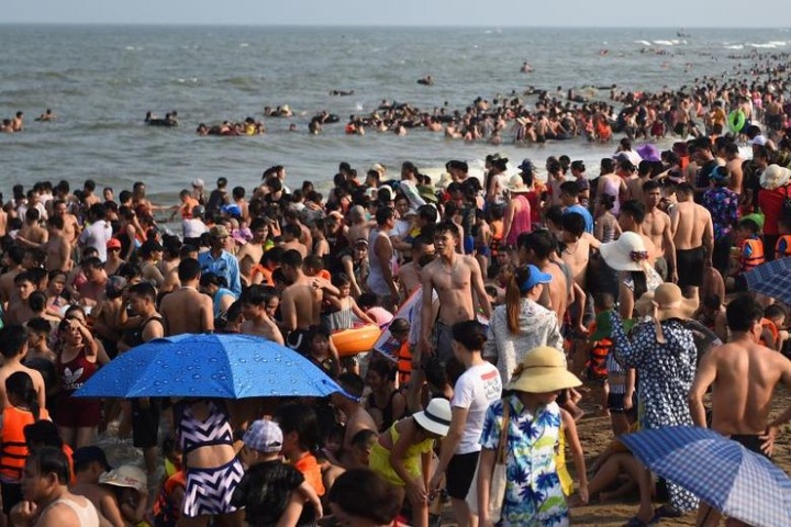 Beach hustle: Thousands pack popular Vietnam shore - 1 Beach hustle: Thousands pack popular Vietnam shore - 1
