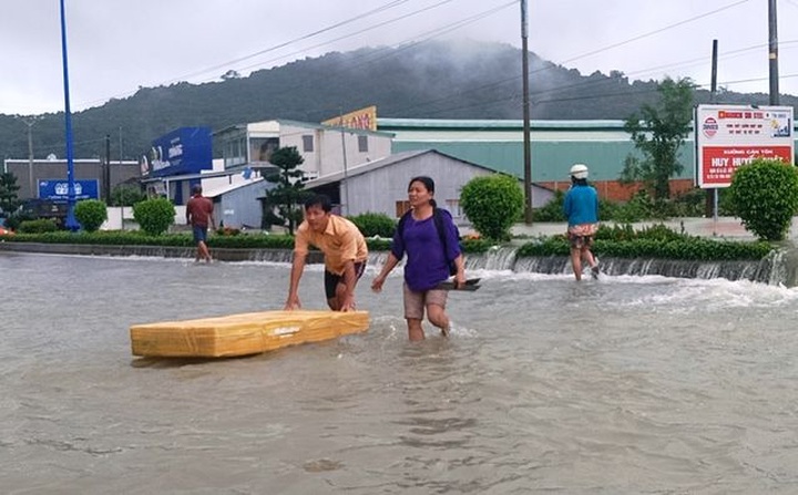 Phu Quoc streets ruined after flood - 1