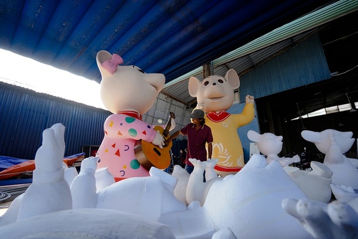 HCM City preparing for Tet flower street - 1