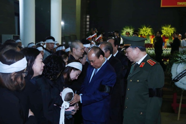 PM pays tribute to three policemen killed in Hanoi land clash - 3