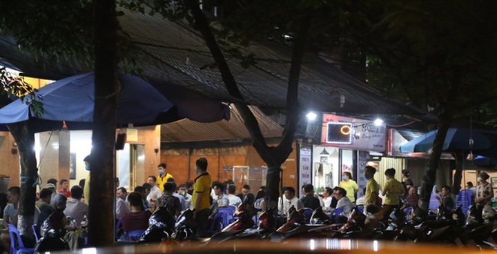 Many restaurants in Hanoi still open despite ban due to Covid-19 spread - 1