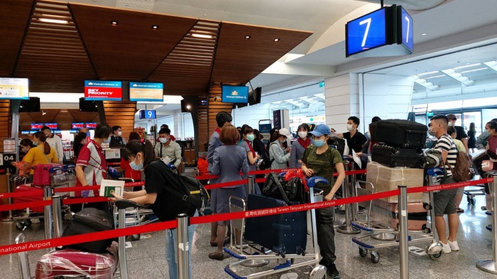 Over 300 Vietnamese citizens return from Taiwan - 1
