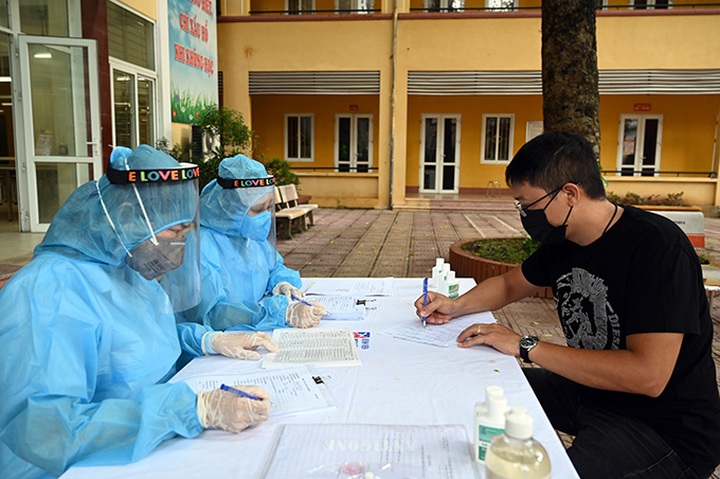 Hanoi faces Covid-19 testing materials shortage - 1