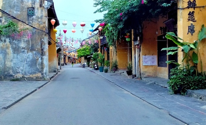 Hoi An turns quite amid pandemic - 1