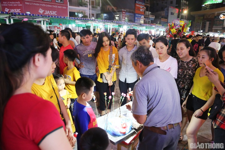First pedestrian street in Vinh City opened - 6