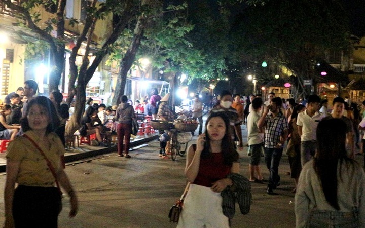 Hoi An crowded again after flood and Covid-19 outbreak - 1