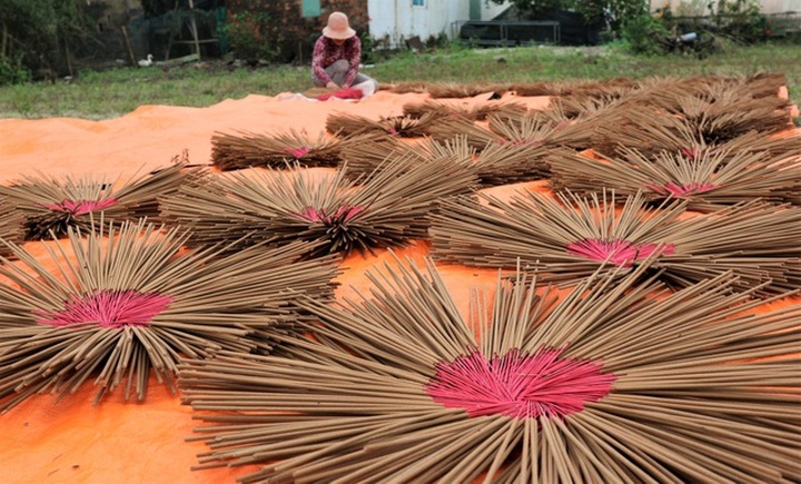 Quang Nam’s incense making village busy ahead of Tet - 1