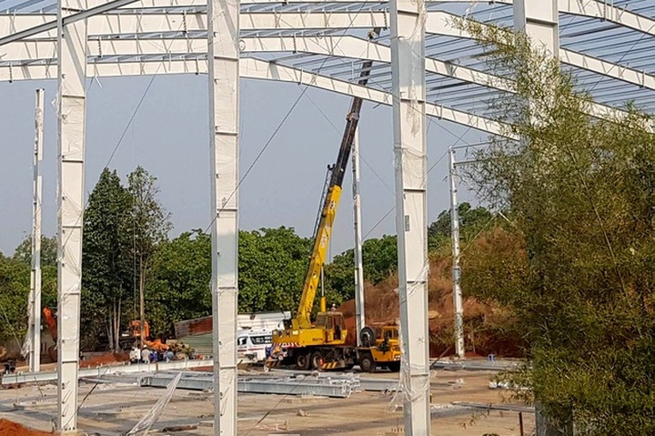 Two killed as crane collapses in Binh Phuoc - 1