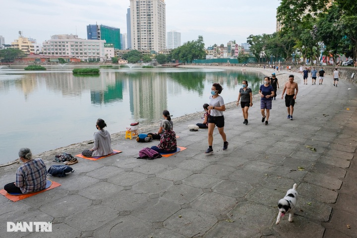 Hanoi lakes and rivers packed with people going out for exercises - 4 Hanoi lakes and rivers packed with people going out for exercises - 4