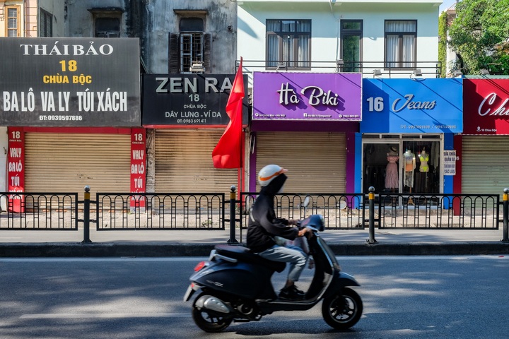 Hanoi fashion shops deserted amid Covid-19 pandemic - 1
