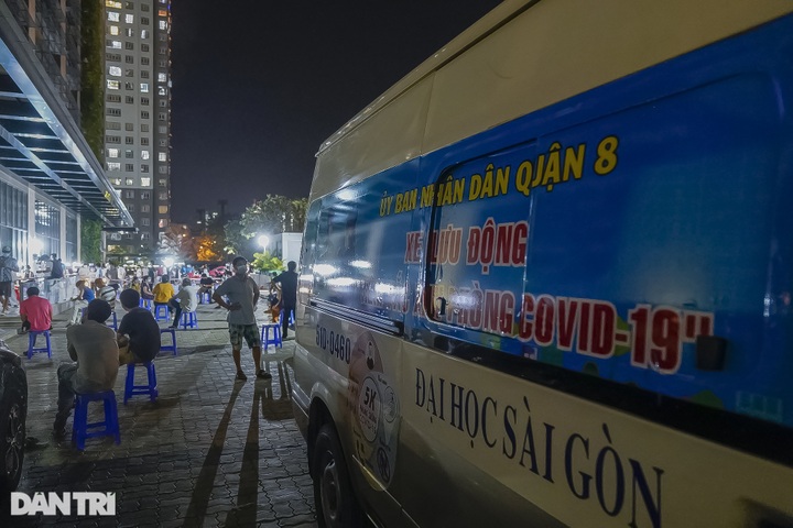 HCM City conducts Covid-19 vaccination at night - 1