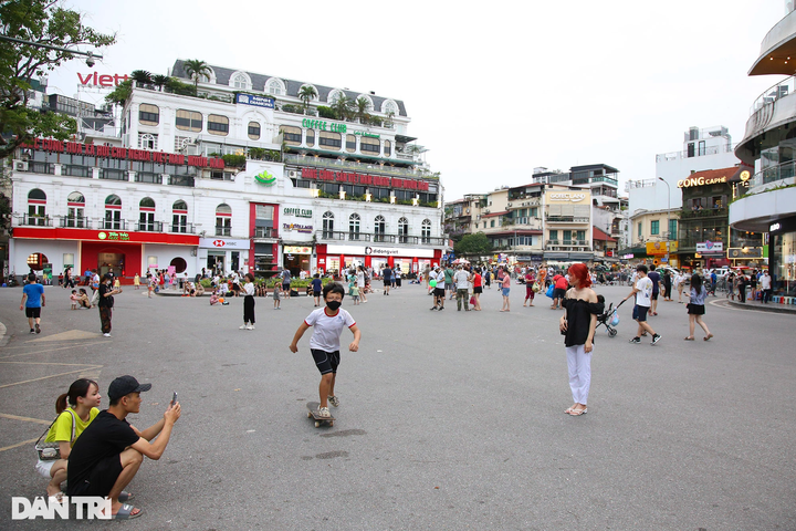 Violations found on Hanoi pedestrian streets - 4