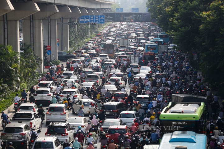 Hanoi to pilot separate car lane on crowded street - 3
