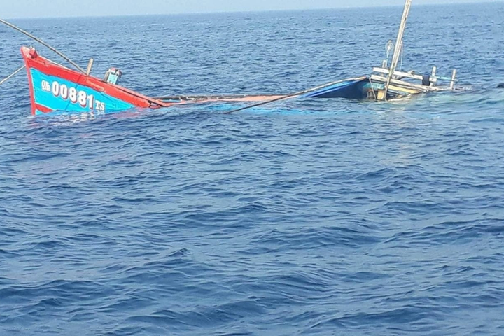 Six Binh Dinh fishermen saved after collision - 1