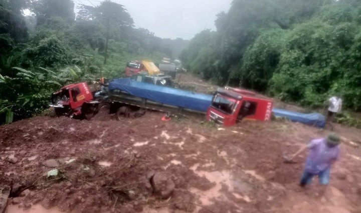 Vietnamese driver dies in Lao landslides - 1 Vietnamese driver dies in Lao landslides - 1