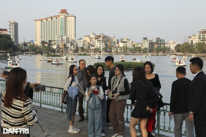 Hanoi tourist sites crowded on Tet days - 1